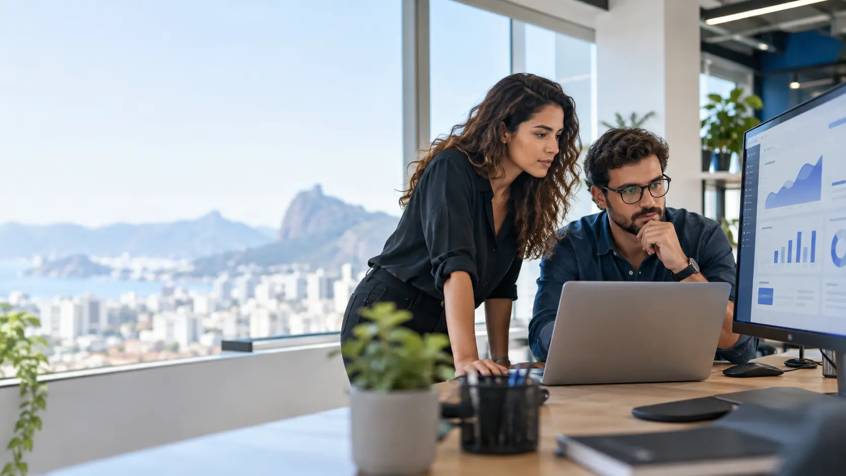 Equipe desenvolvendo sistema web para empresas